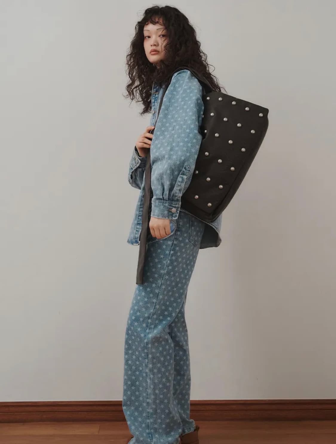 FREAKY STUD LEATHER MESSENGER BAG, DARK 상품이미지2