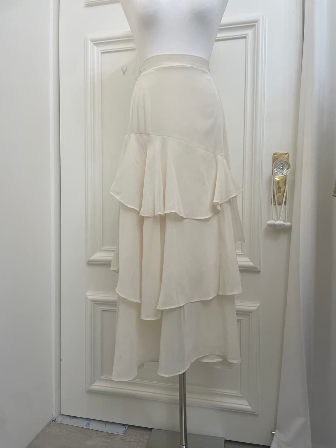 ivory layered back banding long skirt 상품이미지5