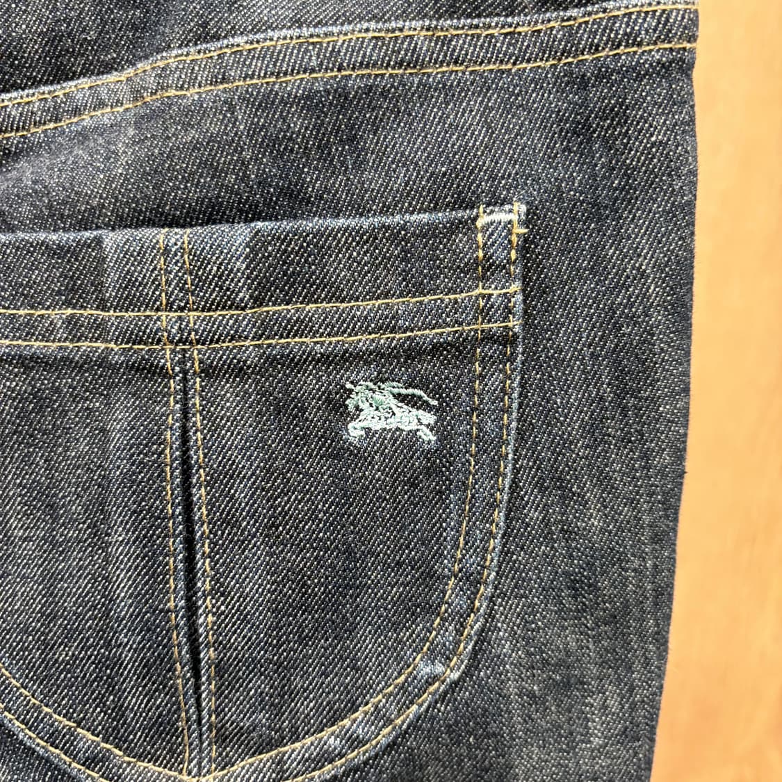 버버리 블루 라벨 7부 데님 팬츠 롤업 체크 안감 로고 자수 디테일 진청 상품이미지8