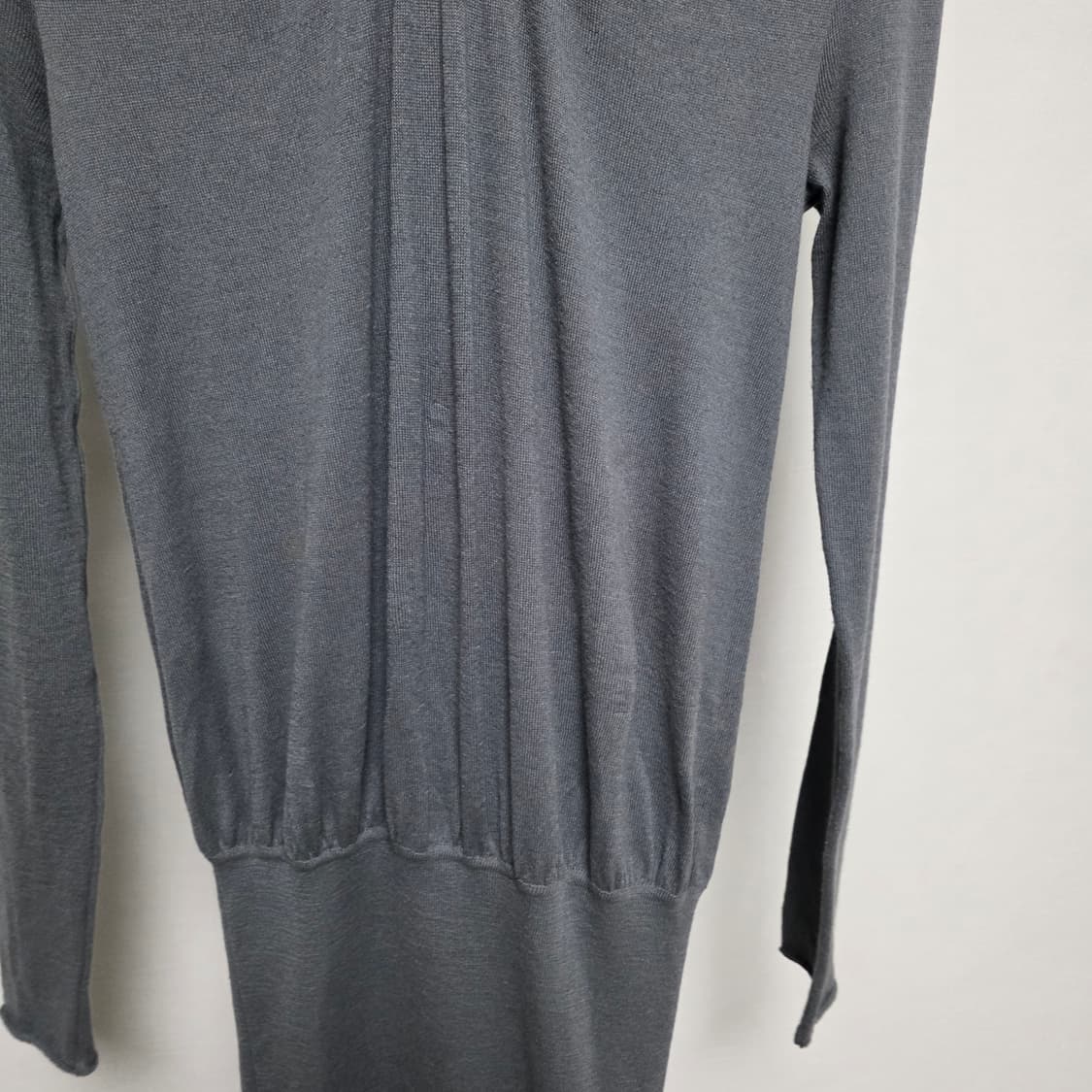 엠포리오 알마니 그레이 색상  홀더넥 긴팔 원피스 그레이 상품이미지5