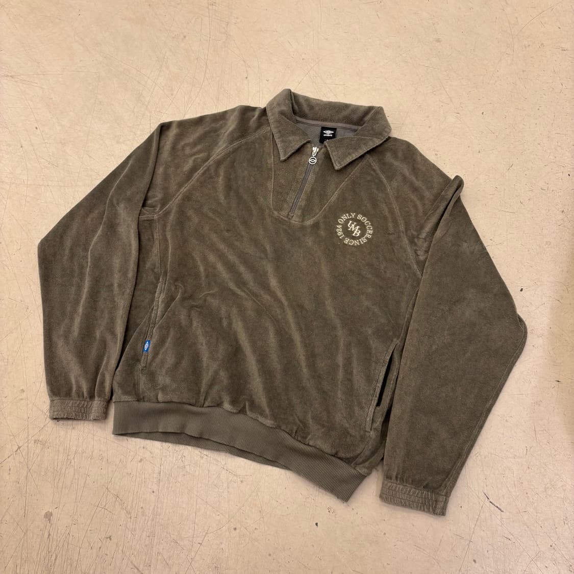 엄브로 벨루어 스몰로고 반집업 맨투맨 상품이미지1