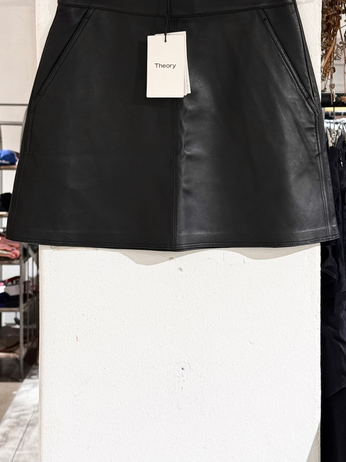 띠어리 블랙 램스킨 레더 미니 스커트 상품이미지3