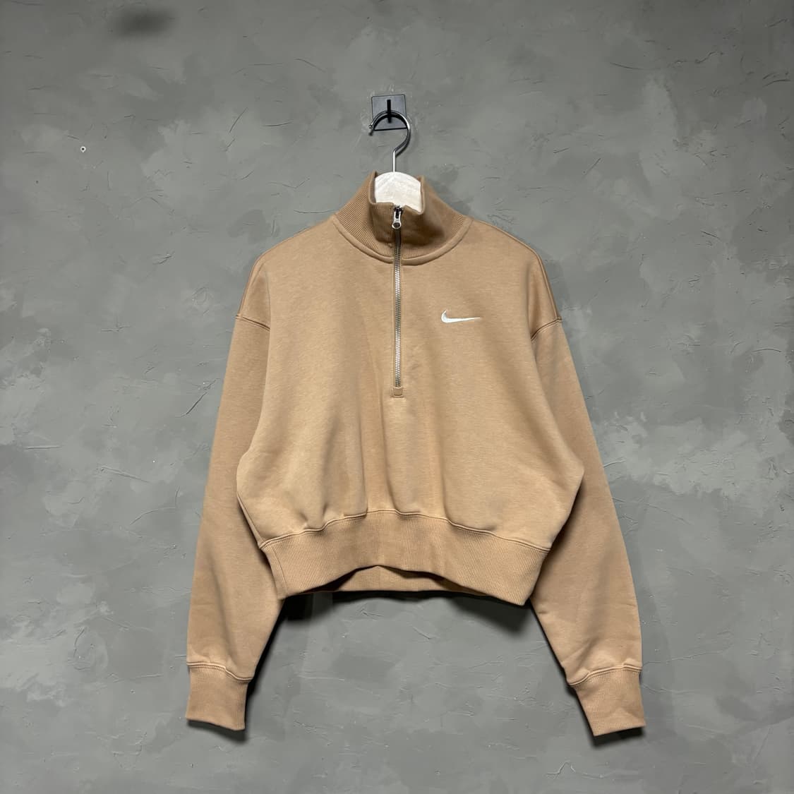 나이키 스우시 반집업 맨투맨 베이지 세미크롭 상품이미지1