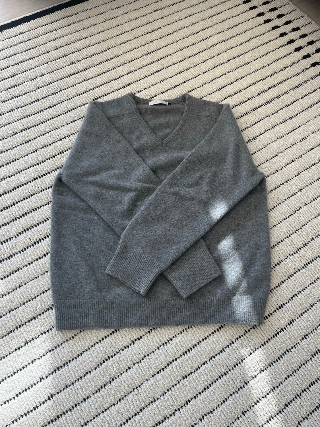 아모멘토 라쿤 브이넥 니트 차콜 상품이미지3