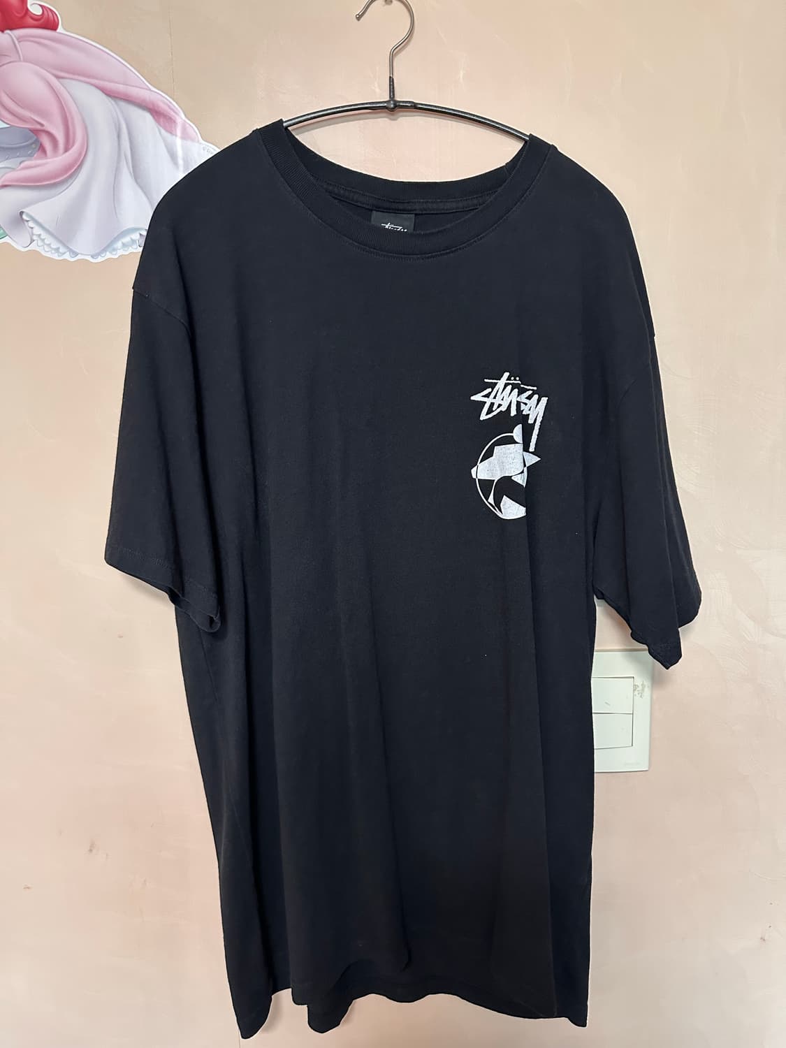 L) 스투시 x 아워레가시 서프맨 2 피그먼트 다이드 티셔츠 블랙 상품이미지3