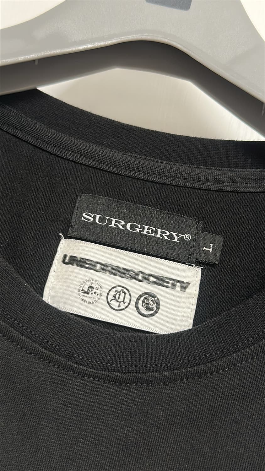 써저리 x 언본소사이어티 로고 프린팅 티셔츠 상품이미지2