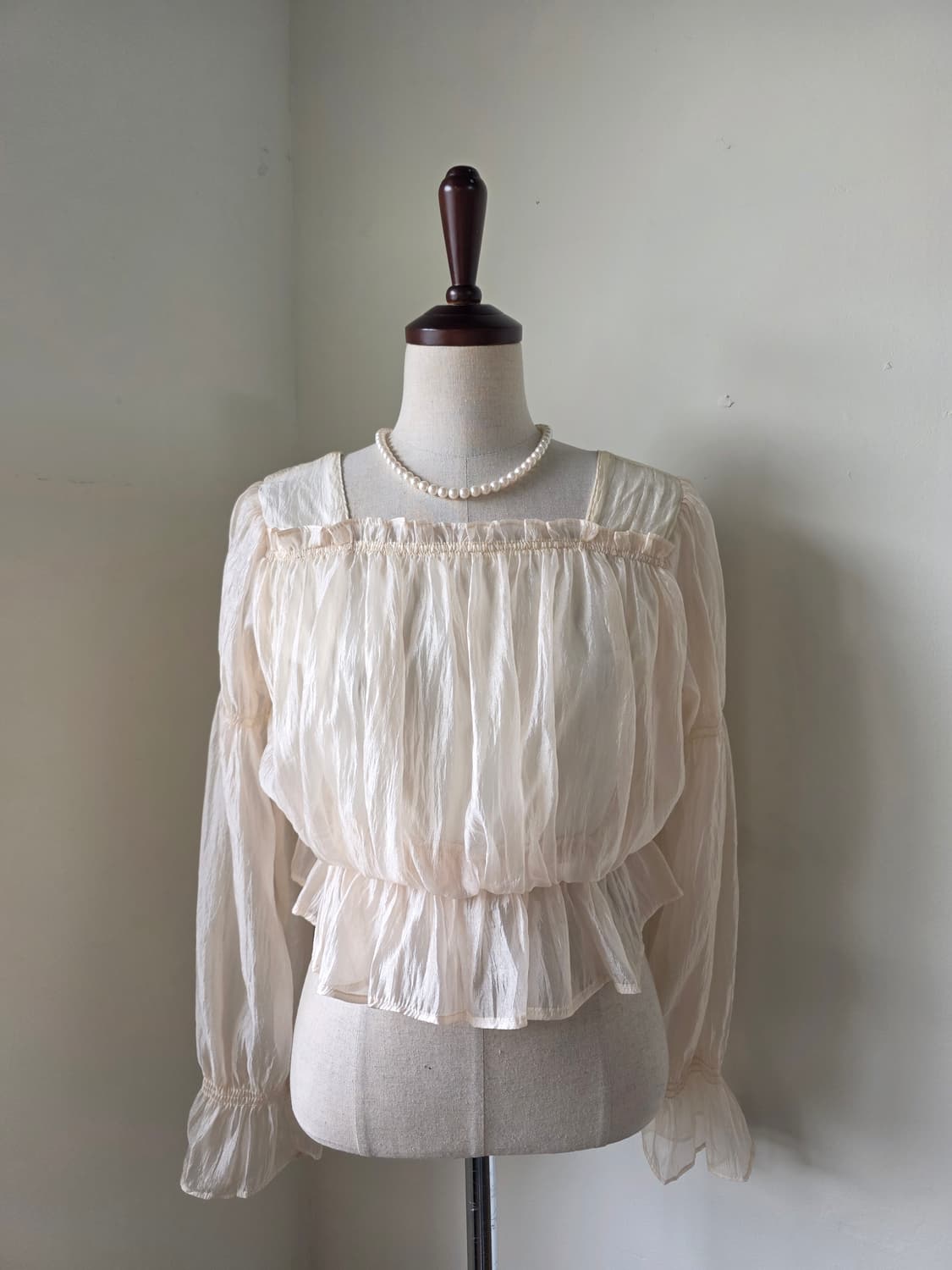 쉬폰 시스루 프릴 셔링 블라우스 상품이미지1