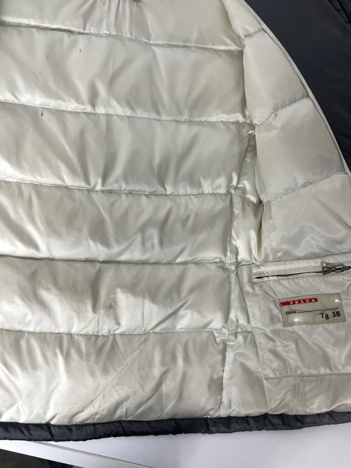 프라다 삼각 로고 폭스 퍼 패딩 상품이미지8