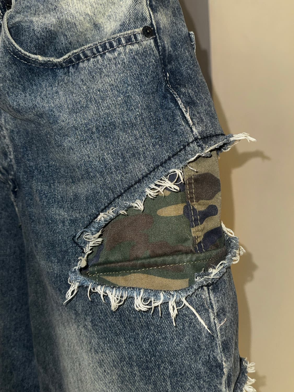 BALENCIAGA SLASHED JEANS CAMO 상품이미지2