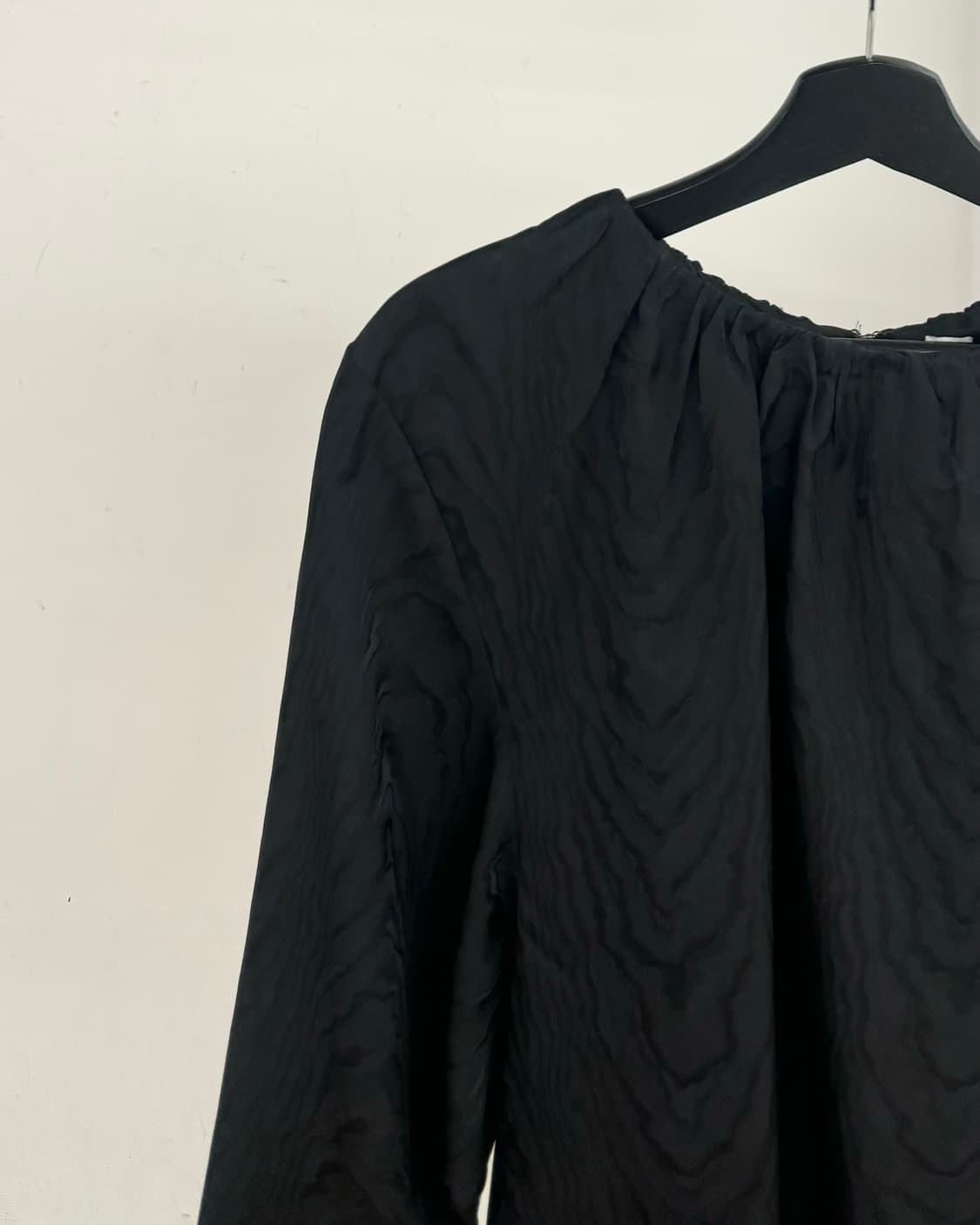 토템 블랙 롱 슬리브 블라우스 상품이미지3