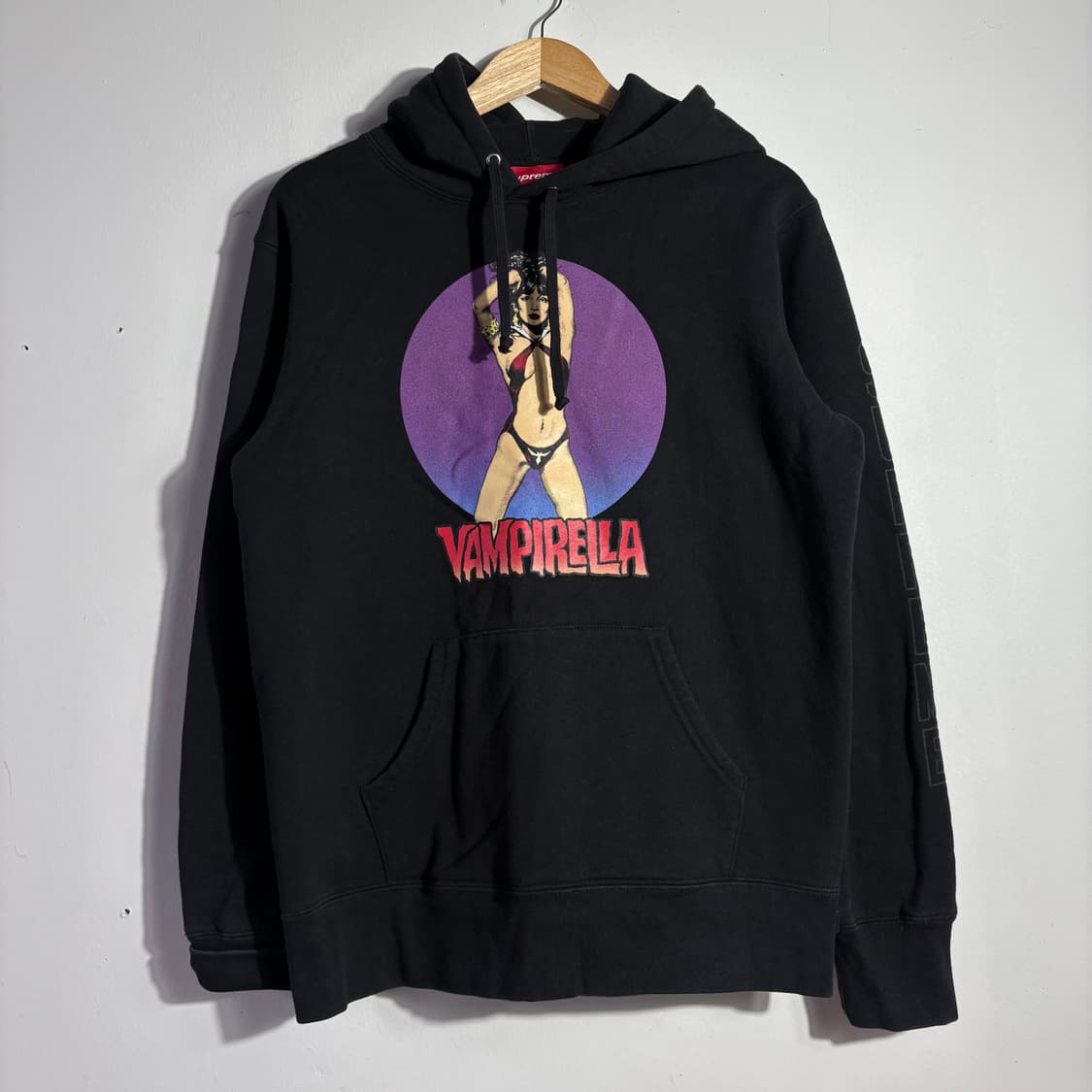 슈프림 뱀피렐라 그래픽 후드티  상품이미지1