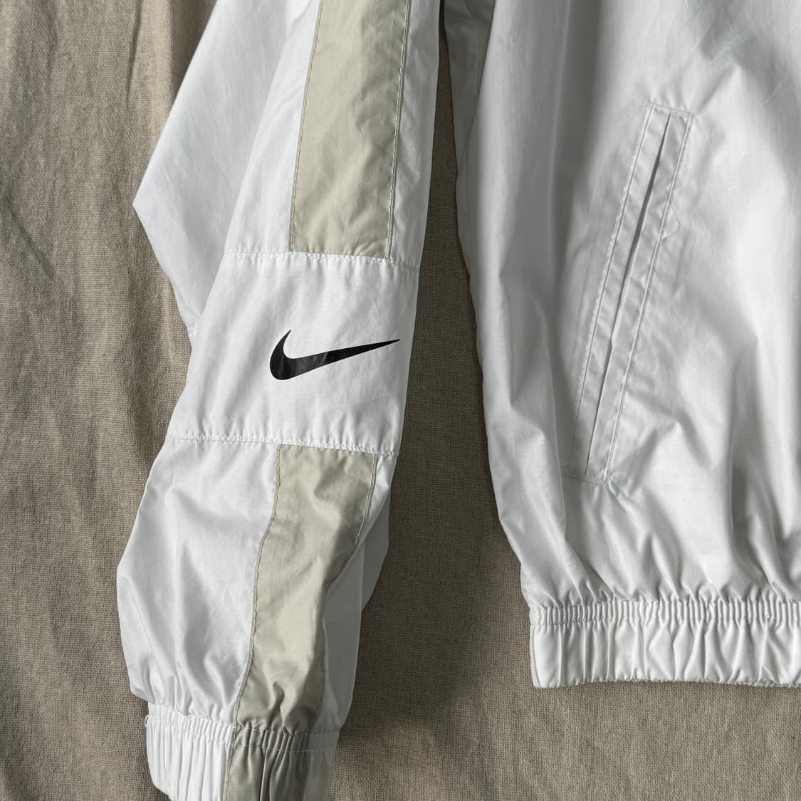 나이키 우먼 백로고 화이트 크롭 바람막이 XS 상품이미지3