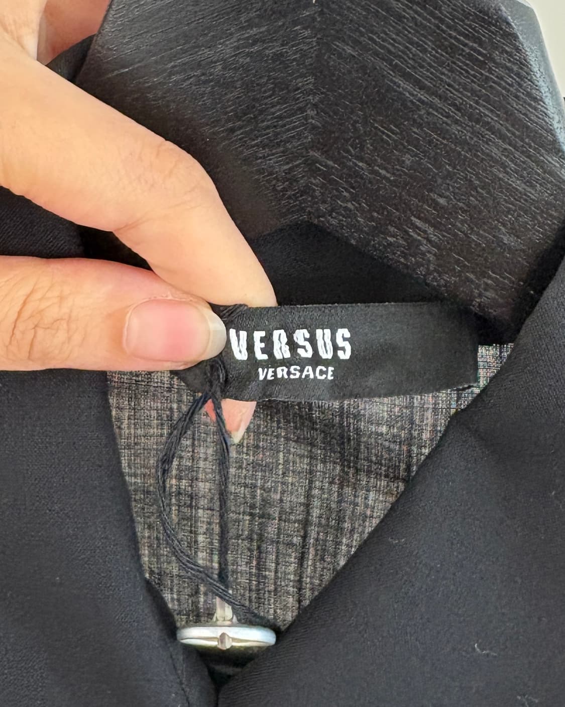 베르수스 블랙 이니셜 버튼 셔츠 상품이미지7