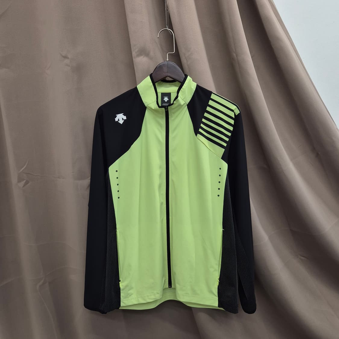 데상트 냉감 스트레치 러닝 집업 100 상품이미지1