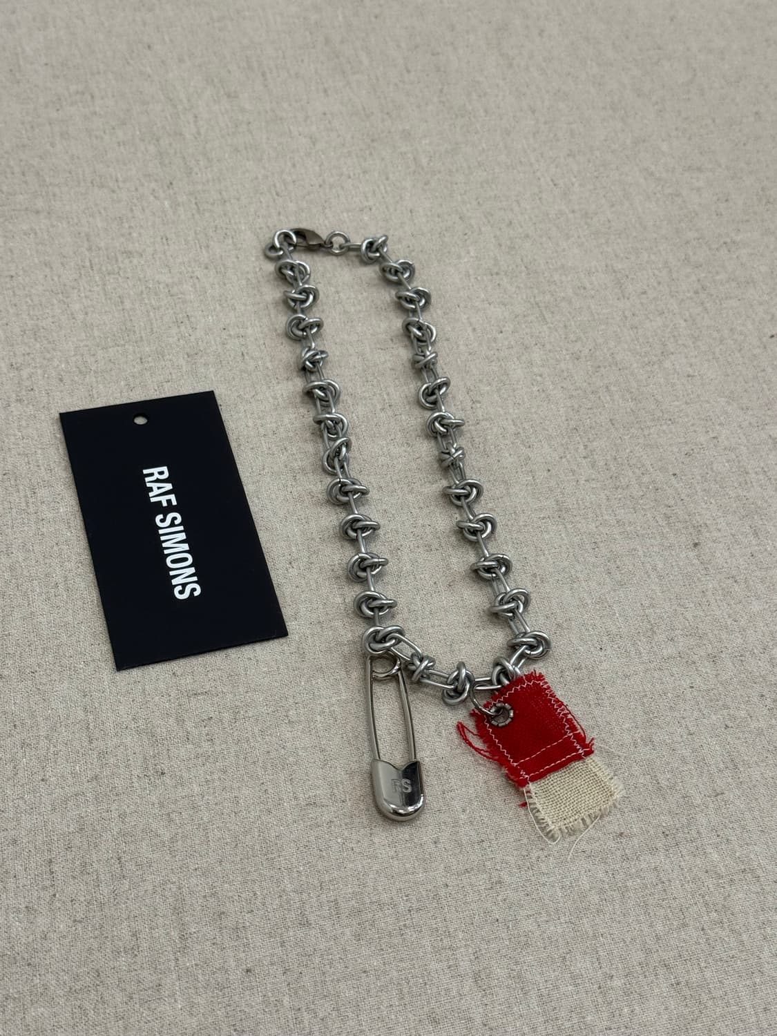 라프시몬스 20-21aw 노트 참 목걸이 상품이미지1