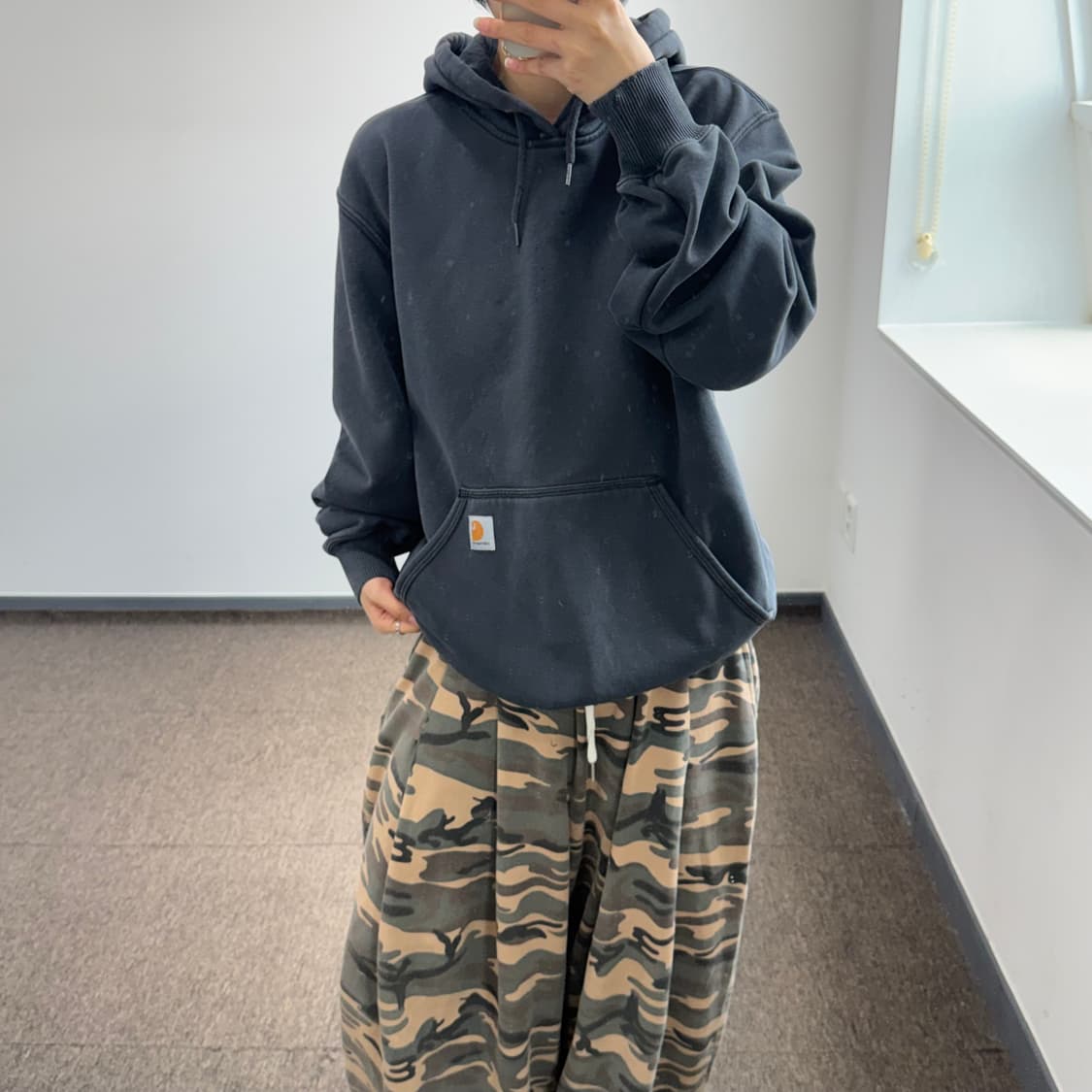 Carhartt 칼하트 차콜 후드티 상품이미지1