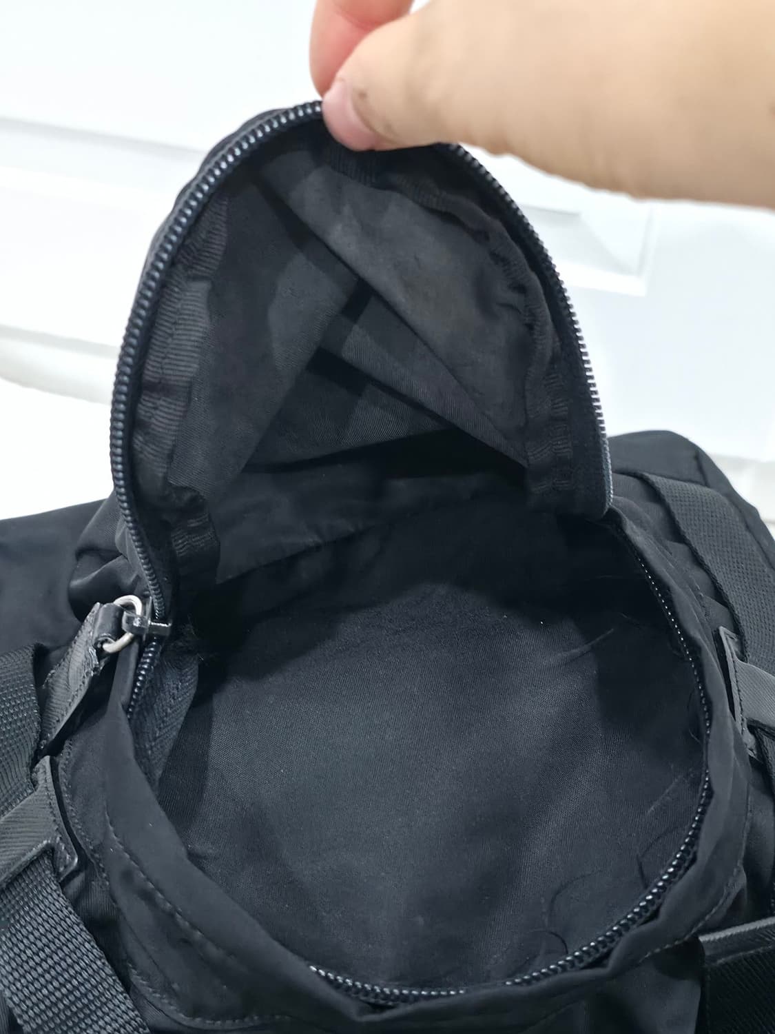 프라다 포코노 나일론 삼각플레이트 원포켓 백팩 (스몰) 상품이미지7