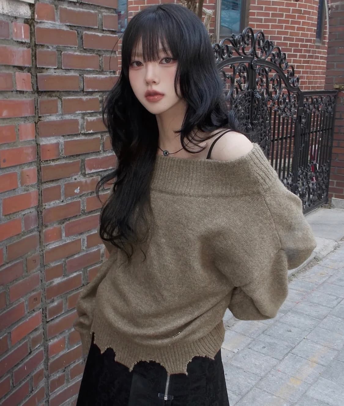 락케이크 Off Shoulder Damaged Knit - Brown 상품이미지2