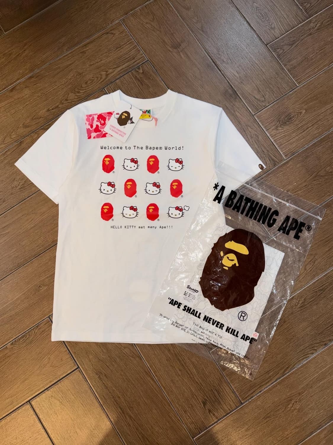 Bape X Sanrio Hello Kitty T-shirt (새상품) 상품이미지7