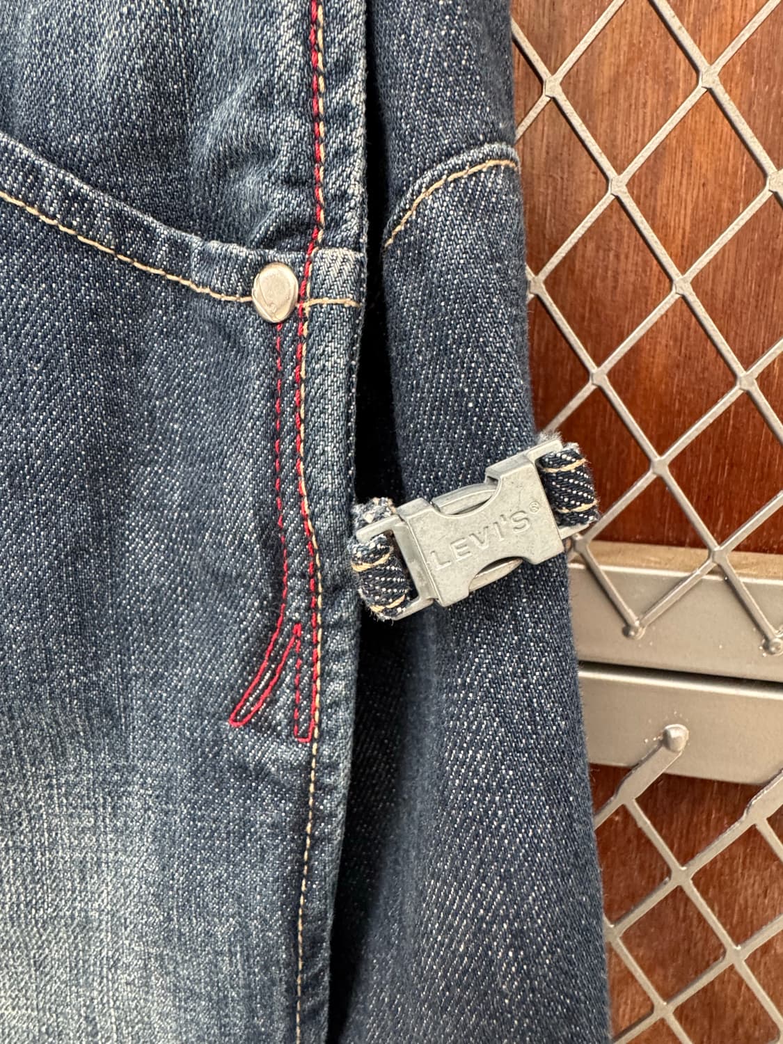 리바이스 엔지니어드 스트랩 랩 워싱 데님 미니 스커트 28 상품이미지3