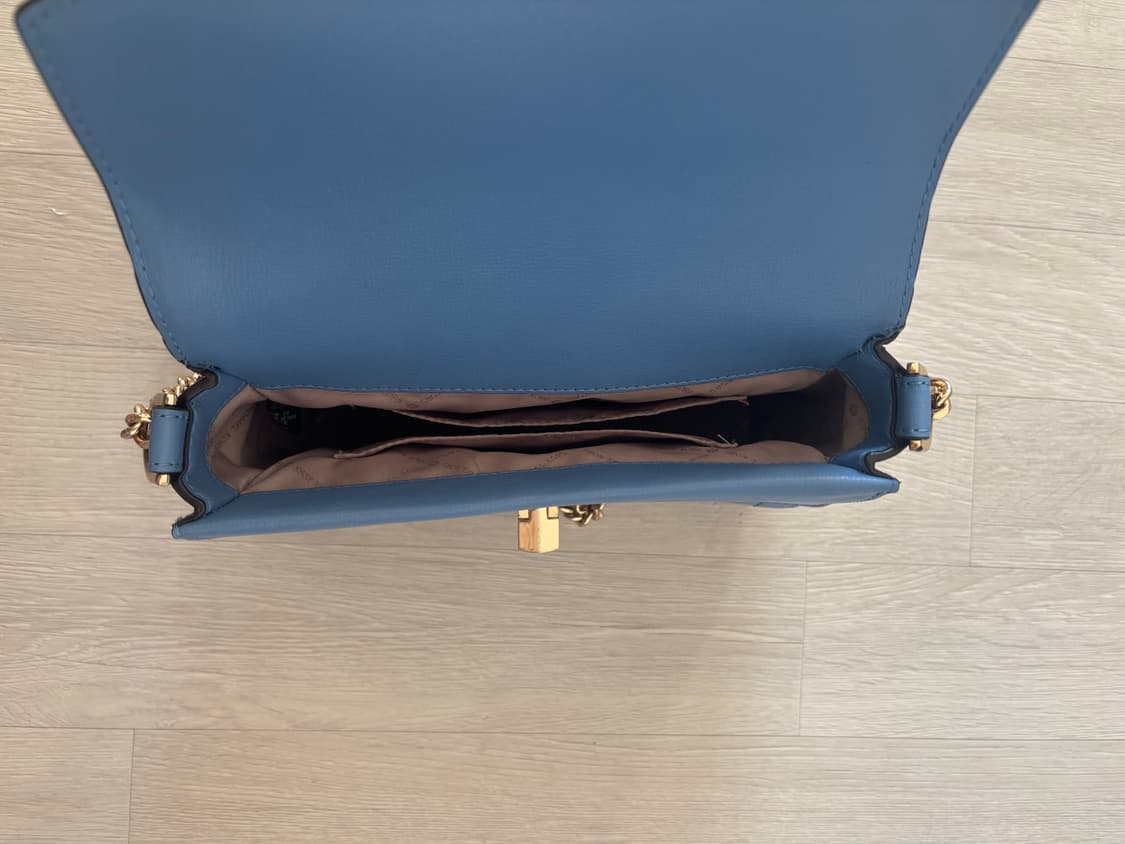 [마이클 코어스 Michael Kors] 킨슬리 플랩백 (프렌치 블루) 상품이미지6