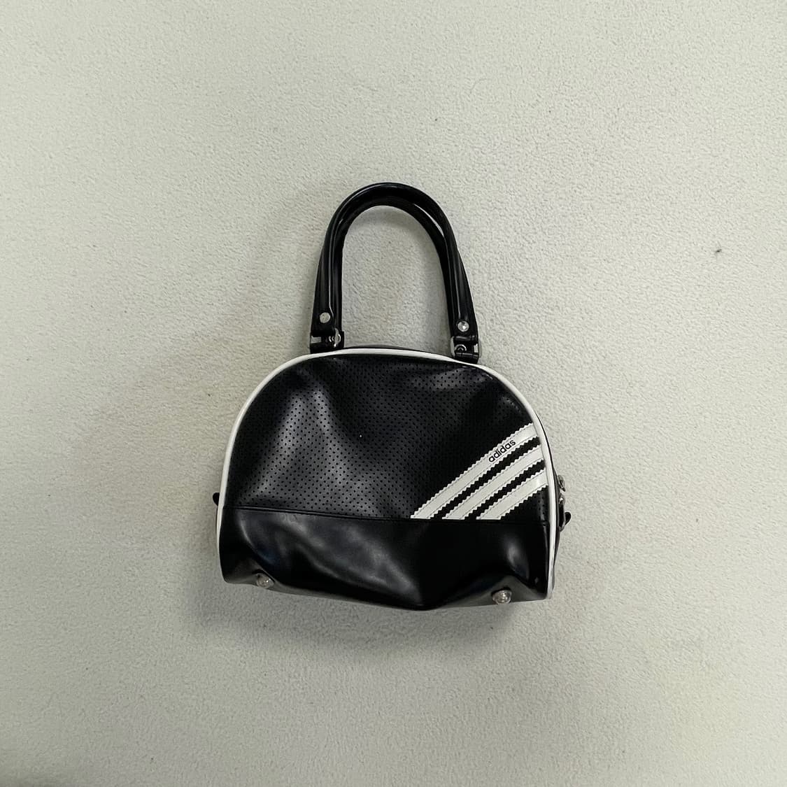 Adidas black enamel shoulder bag 상품이미지6