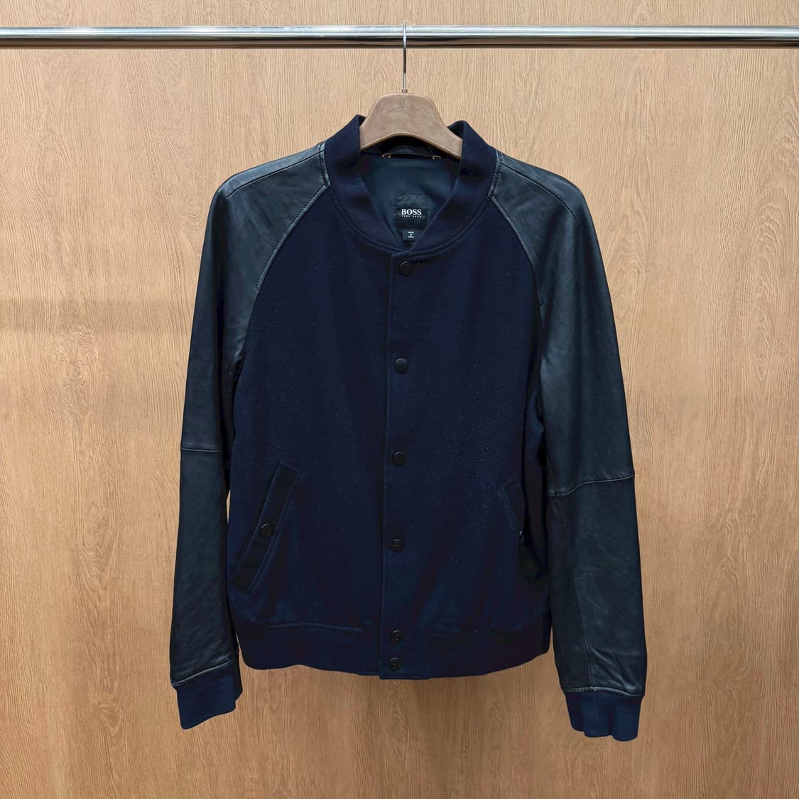휴고 보스 블루종 자켓 레더 슬리브 배색 래글런 디테일 레귤러핏 네이비 상품이미지2