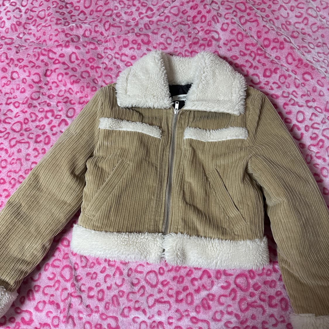 아쿠비클럽 무스탕 베이지 색상 상품이미지2