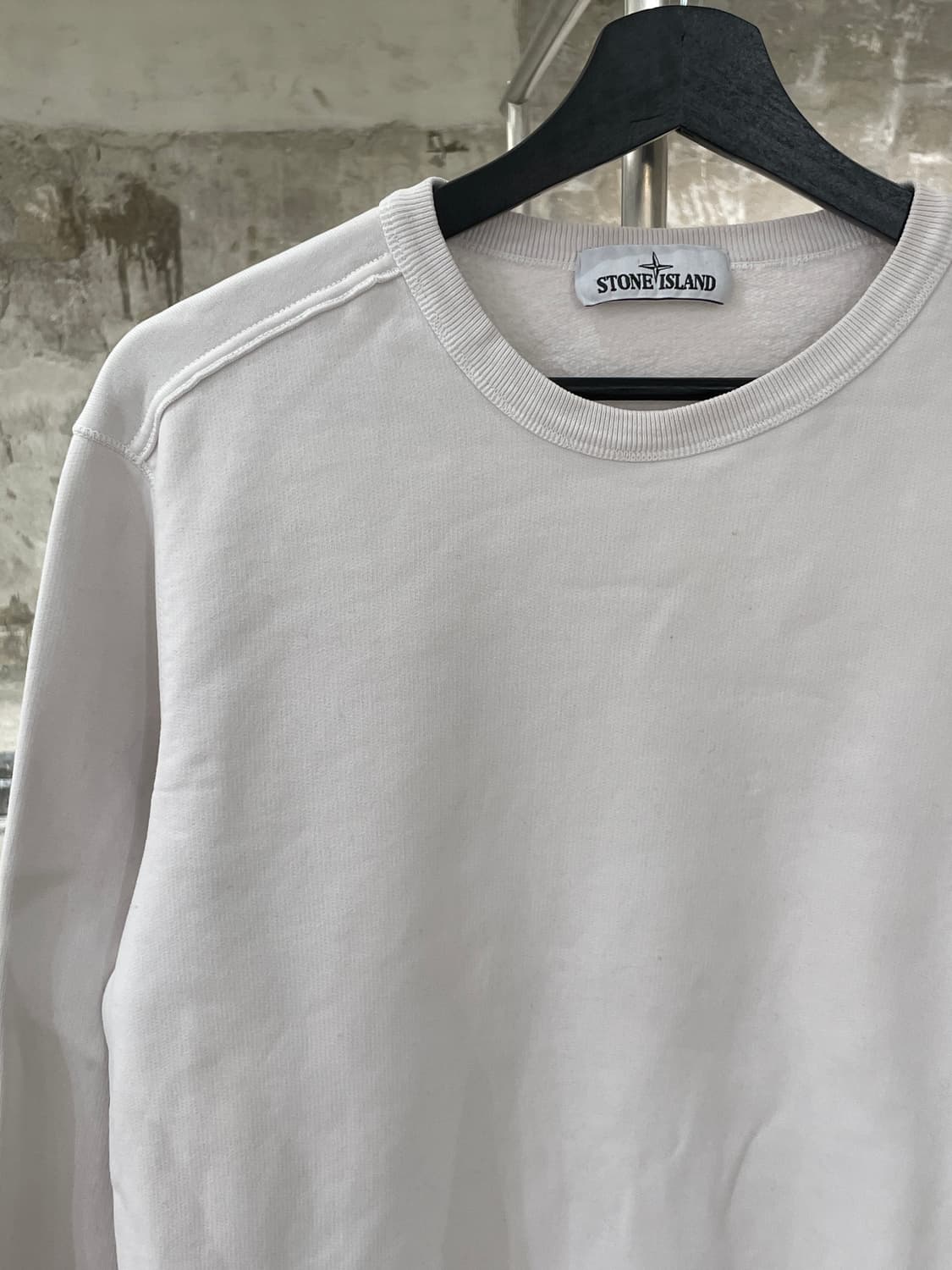 스톤 아일랜드 화이트 와펜 베이직 스웻 셔츠 상품이미지2