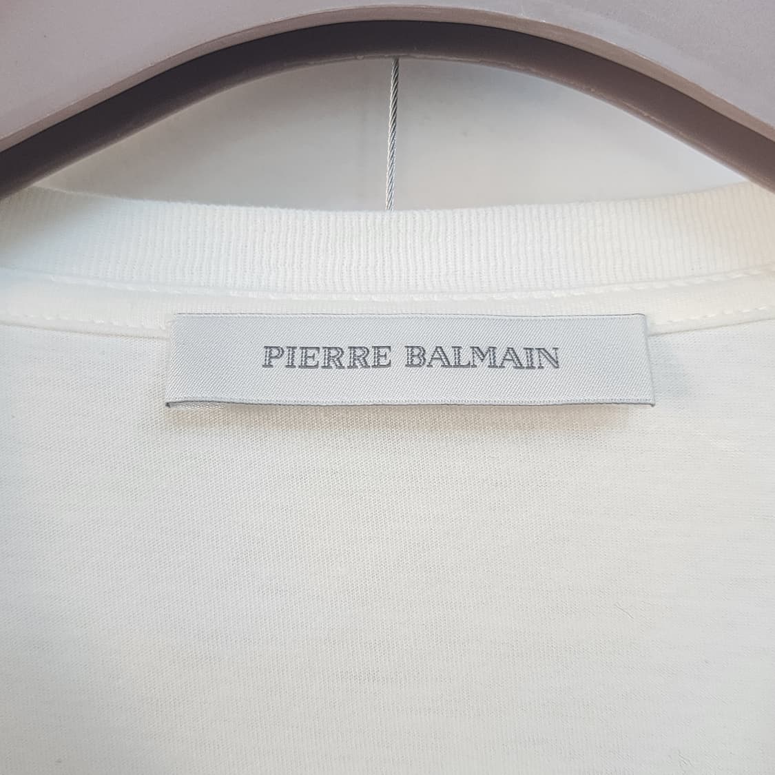 피에르 발망 화이트 장식 반팔 티셔츠 상품이미지3