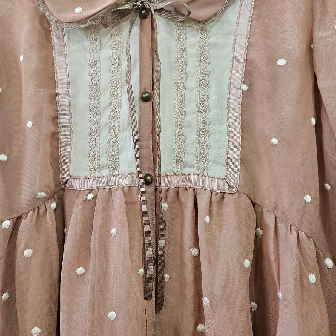 엑시즈팜 도트 쉬폰 블라우스 (초코무드) 상품이미지5