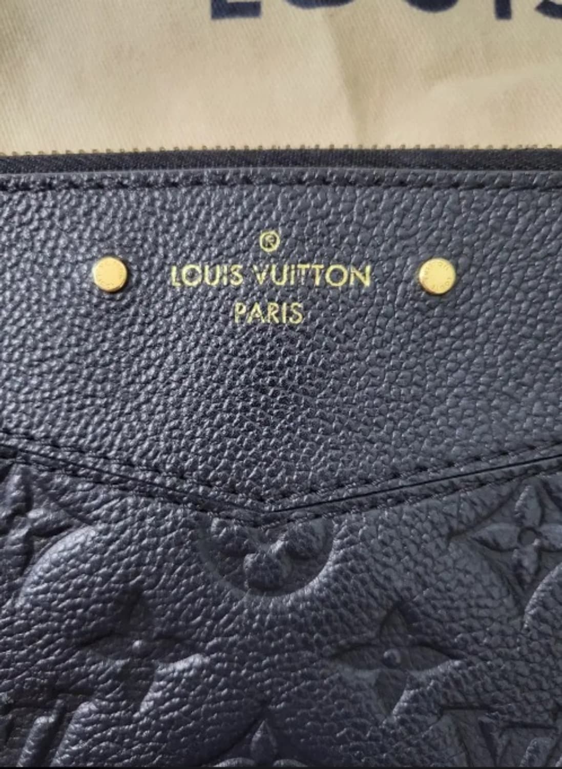 [정품] 루이비통 트리플 블랙 엠보싱 레더 클러치 풀구성품 상품이미지2