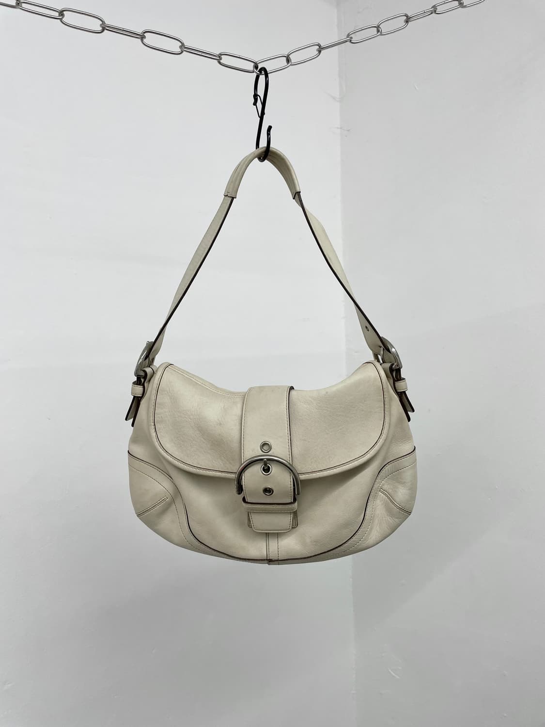 아이보리 코치 버클 숄더백 상품이미지1