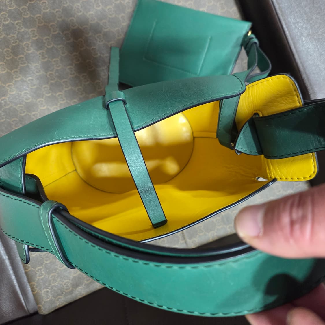 버버리 그린 레더 버킷백 상품이미지8