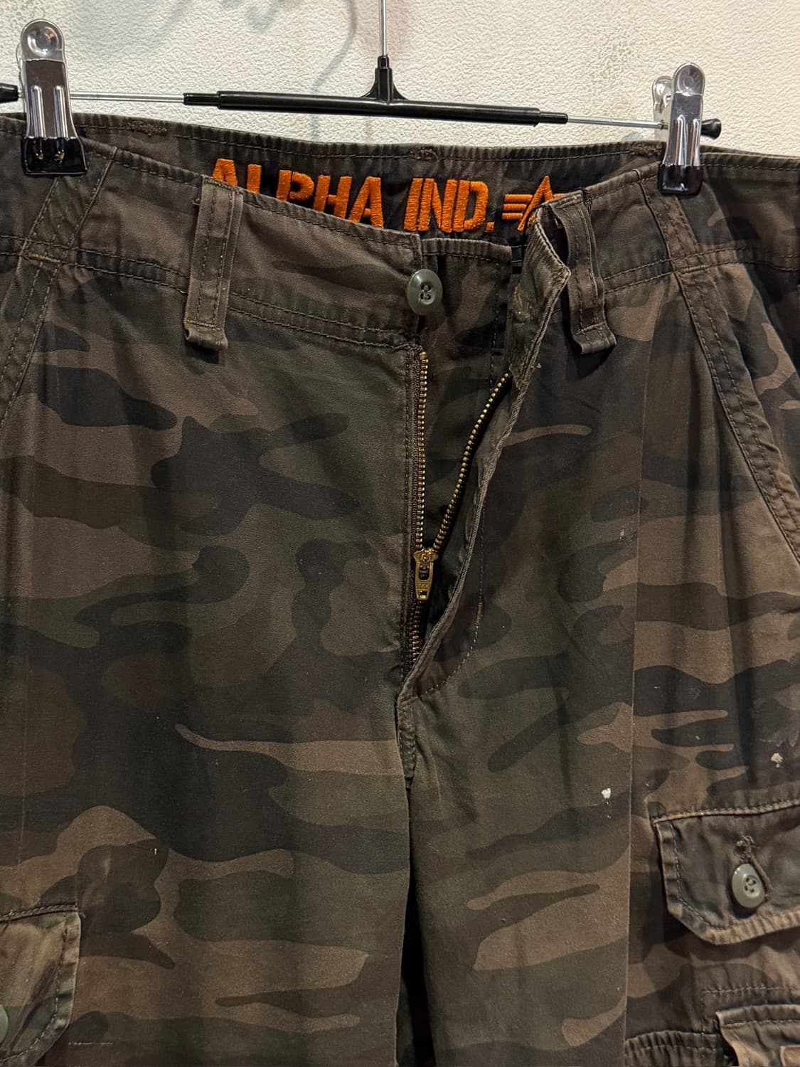 Alpha Industries Camo Cargo Pants (34) 상품이미지1