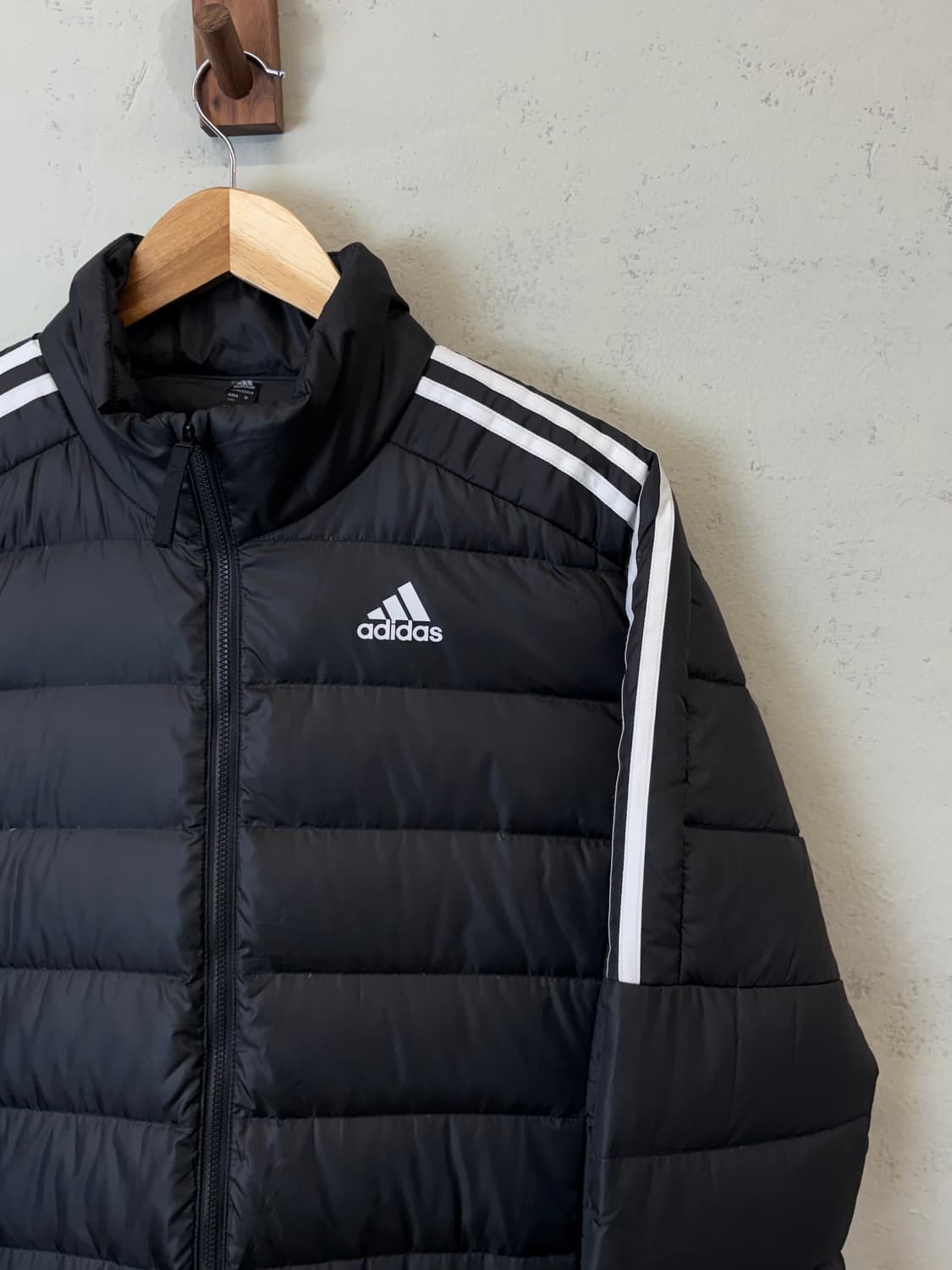 아디다스 에센셜 다운 경량패딩 블랙 상품이미지2