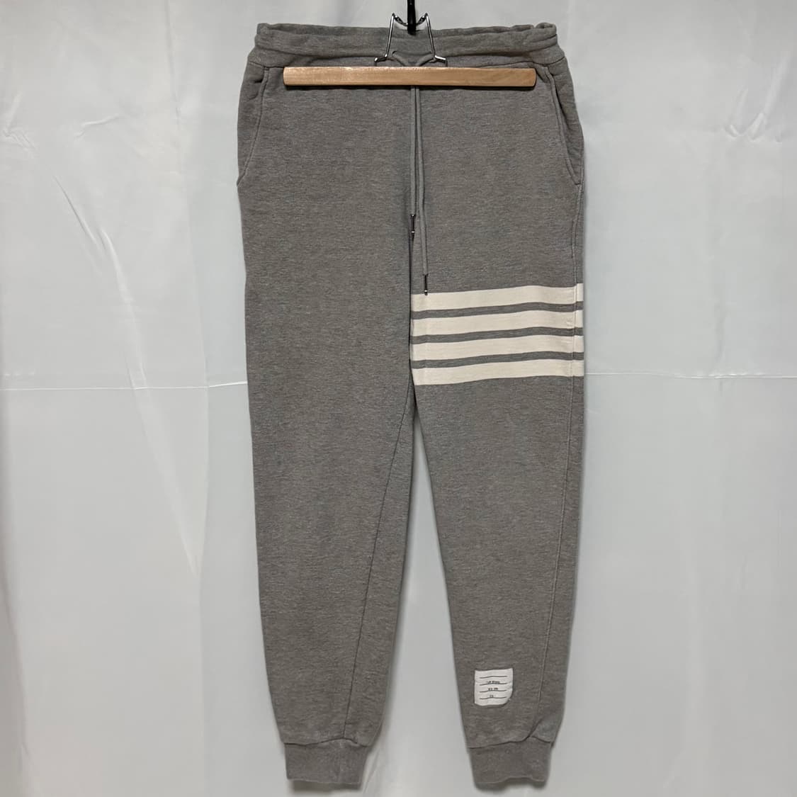 [S급/1] 톰브라운 사선완장 트레이닝 조거팬츠 바지 그레이 상품이미지1