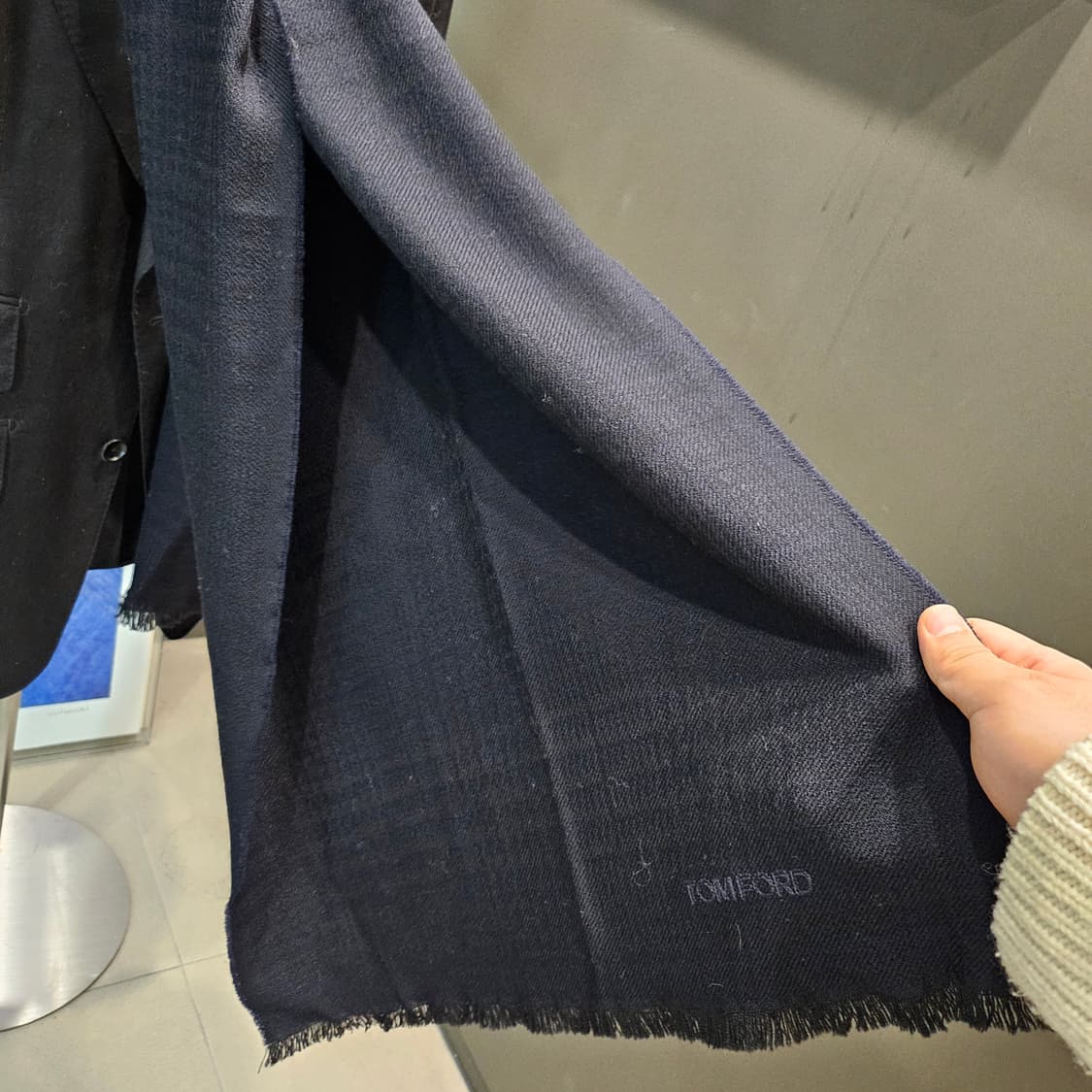 톰포드 울 타탄체크 블랙 머플러 상품이미지5