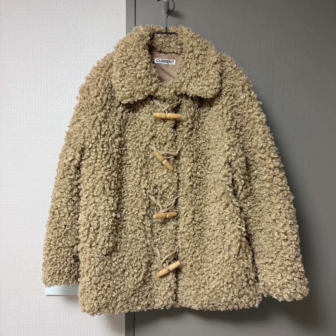 CURRENT 커렌트 플러피 더플 퍼 자켓 — 베이지 상품이미지1