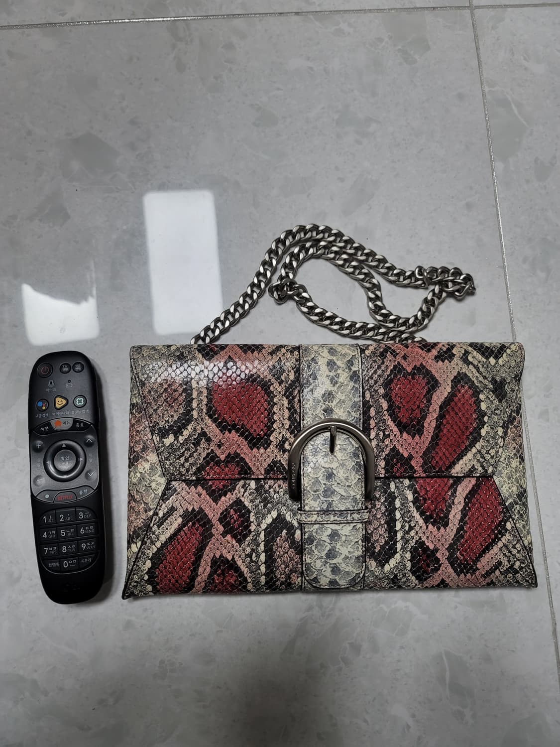 쿠론 뱀가죽패턴 가죽 숄더백

 상품이미지3