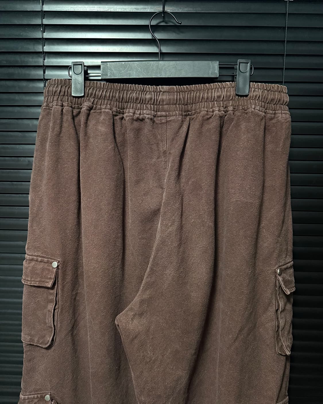 투래빗 브라운 버건디 리벳 포켓 카고 유틸리티 밴딩 와이드 커브드 팬츠 상품이미지4