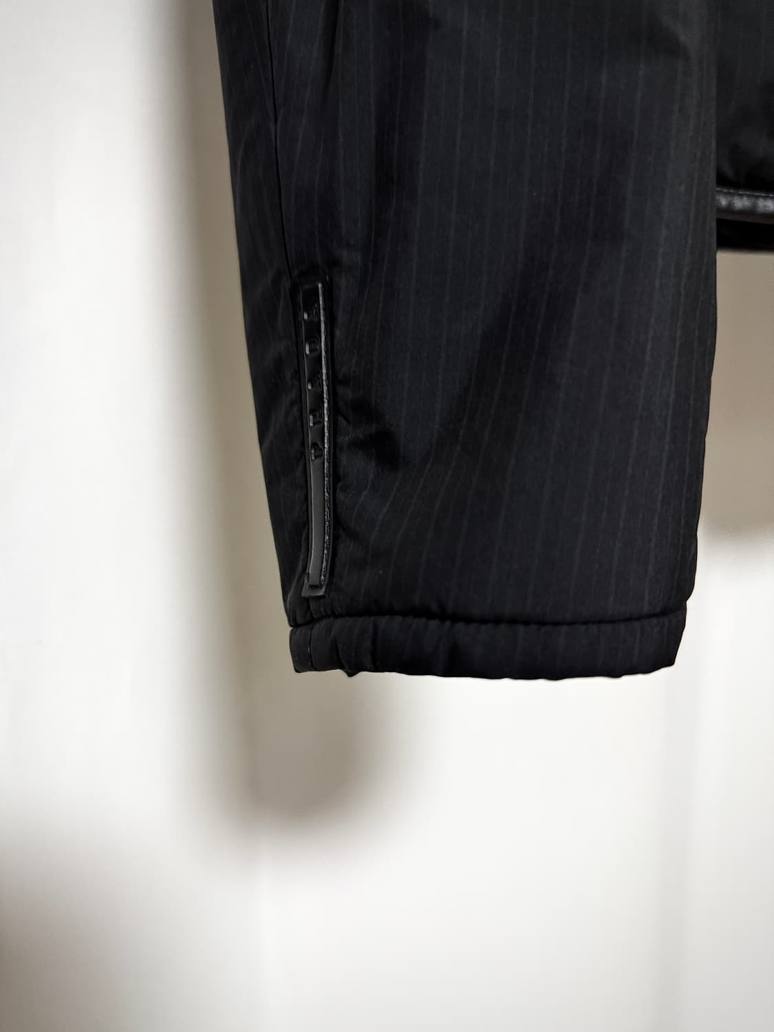 프라다 10Fw 밀리터리 핀스트라잎 레더 다운 패딩 상품이미지3