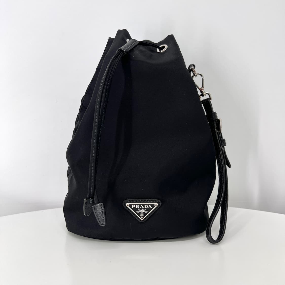 프라다 나일론 삼각로고 버킷 파우치 블랙 상품이미지2