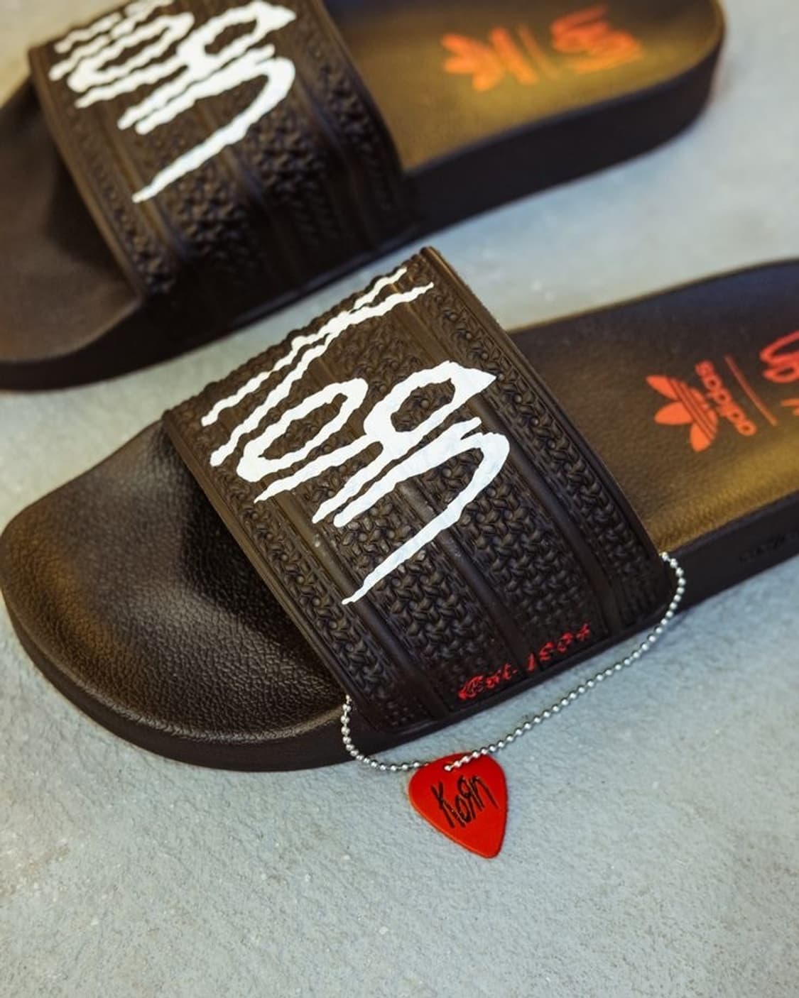 아디다스 x Korn 콘 콜라보 슬리퍼 250 상품이미지1