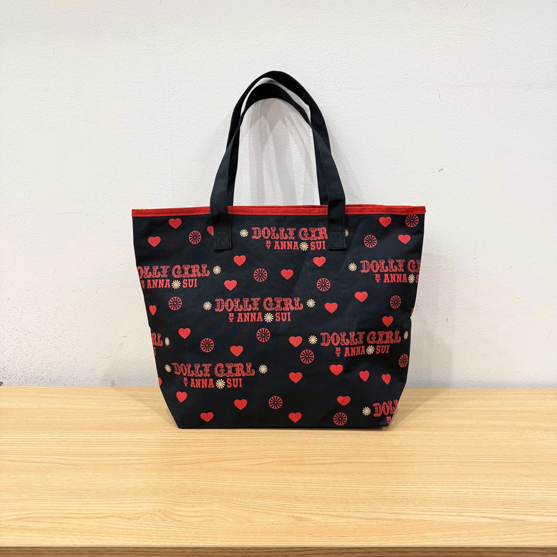 안나수이 토트백 로고 모노그램 패턴 지퍼 디테일 레드 포인트 블랙 상품이미지1