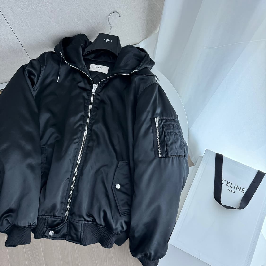 (105) 24FW 셀린느 백로고 후드 봄버 새틴 블랙 나일론 자켓 상품이미지2