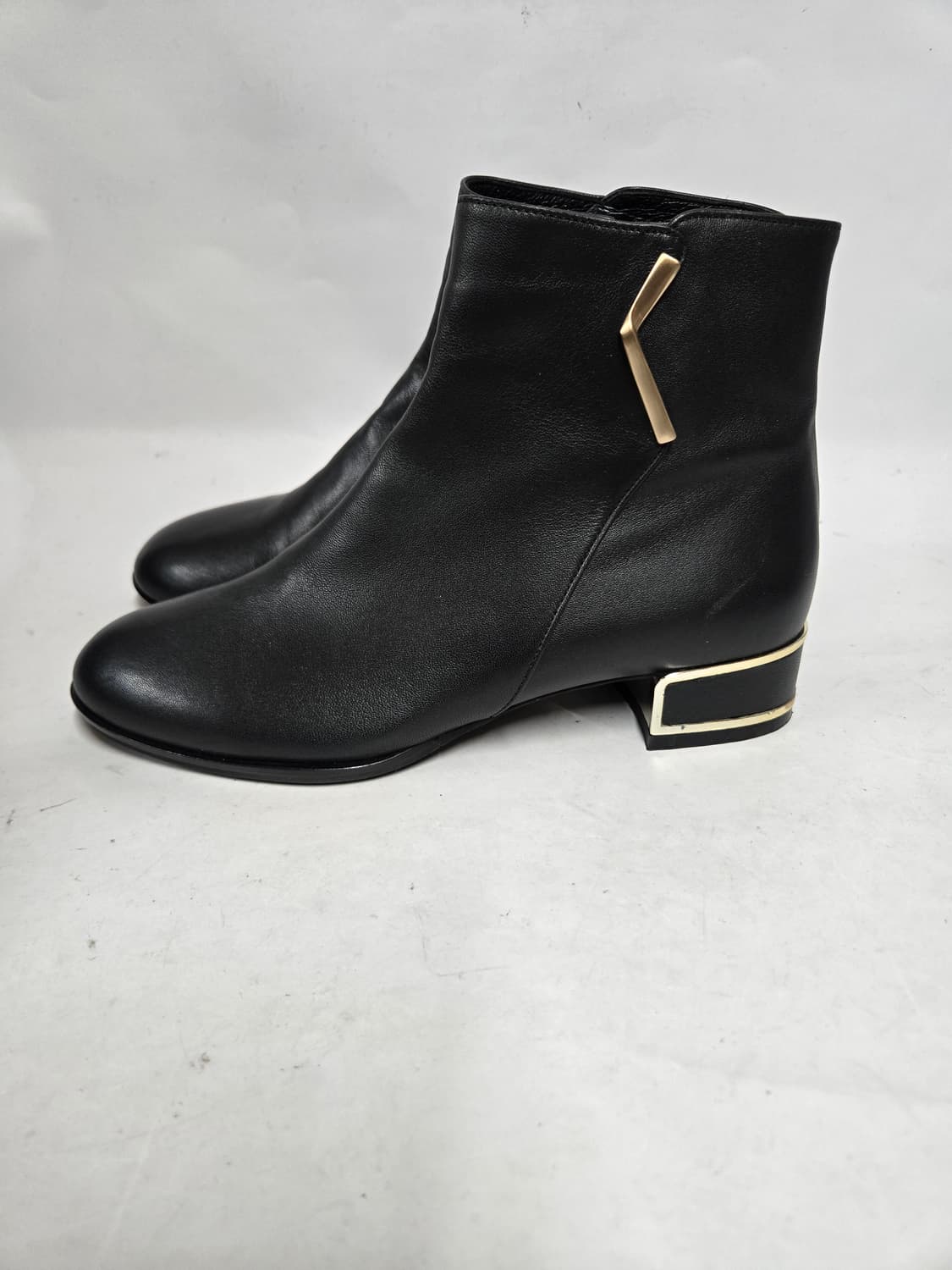 소다 블랙 가죽 앵클부츠 금장 포인트 230mm 상품이미지3