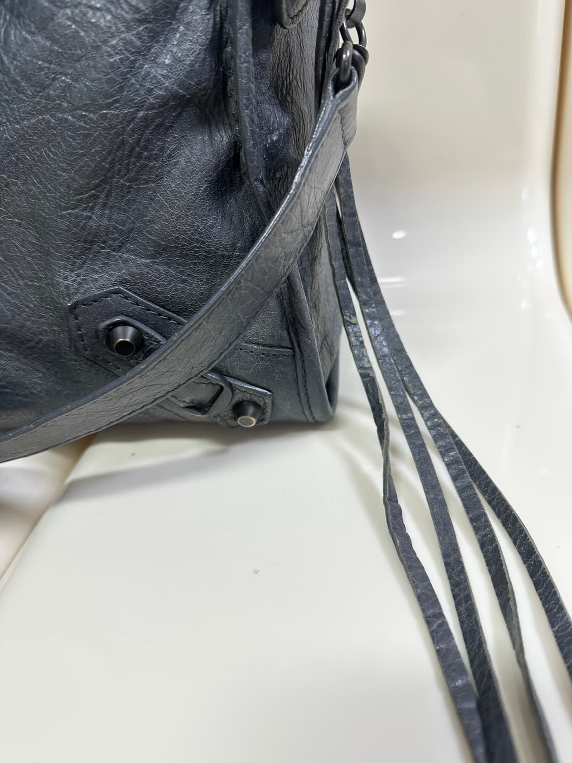 [A 정품] 발렌시아가 시티 모터백 미디움 다크그레이 상품이미지3