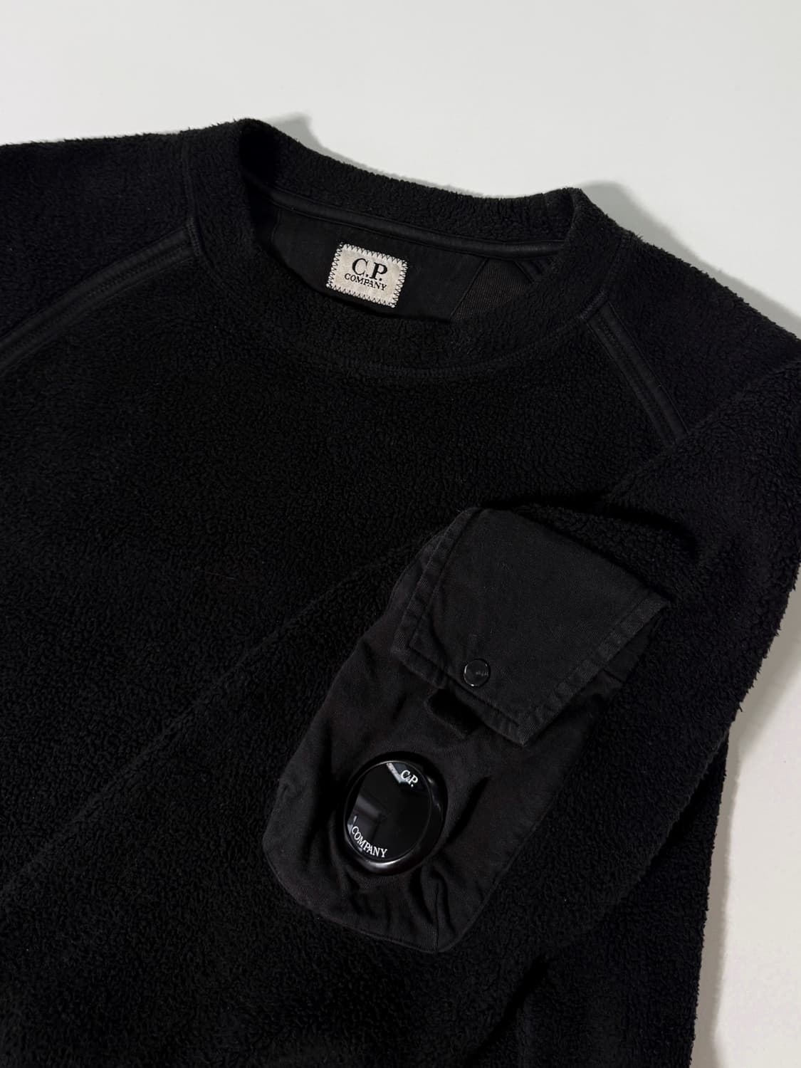 CP컴퍼니 루즈핏 렌즈와펜 블랙 폴라 플리스 맨투맨 상품이미지3