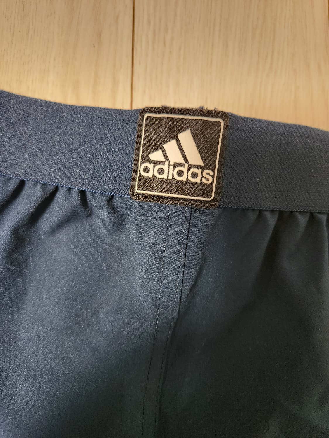 아디다스 삼선 러닝 반바지 네이비 사이즈XL

오염 하자없이 깨끗해요^^ 상품이미지5